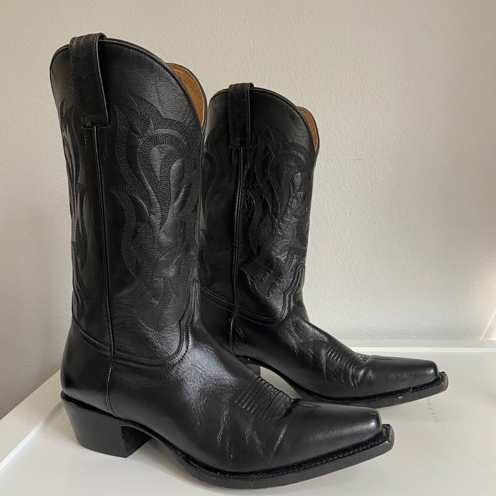 Black cowgirl or cowboy boots